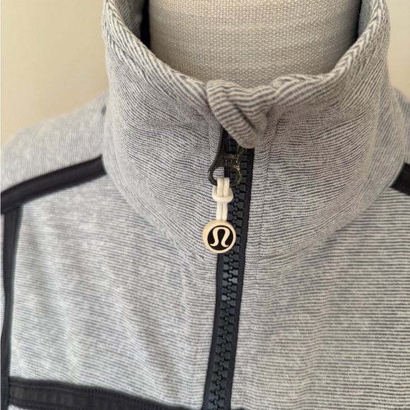 Lululemon Athletica Gray and Black Jacket with pockets size 6 - Picture 3 of 7